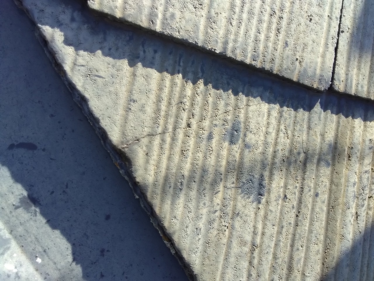 明石市　雹災害カラーベスト屋根ヒビ